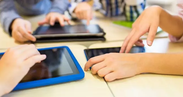 調查：小學生使用電子產品時間與家長成正比