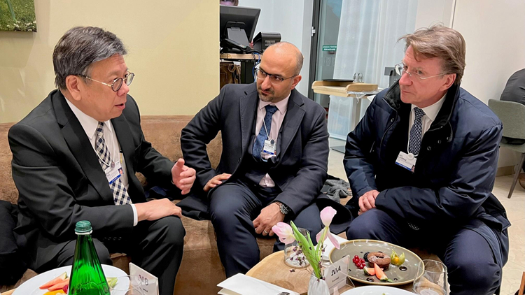 丘應樺達沃斯晤巴林工商部長 倡巴林企業善用香港優勢進軍內地