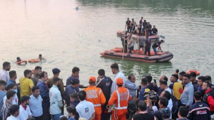 印度一遊船傾覆致14人死亡 包括多名學生和老師
