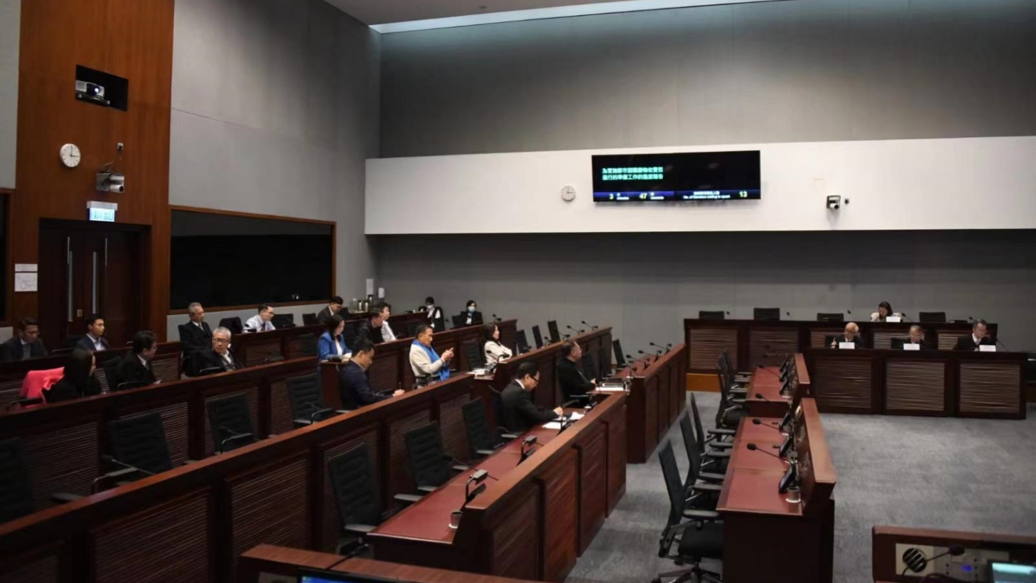 謝展寰到立法會解說闢謠 對8月全面推行垃圾徵費有信心