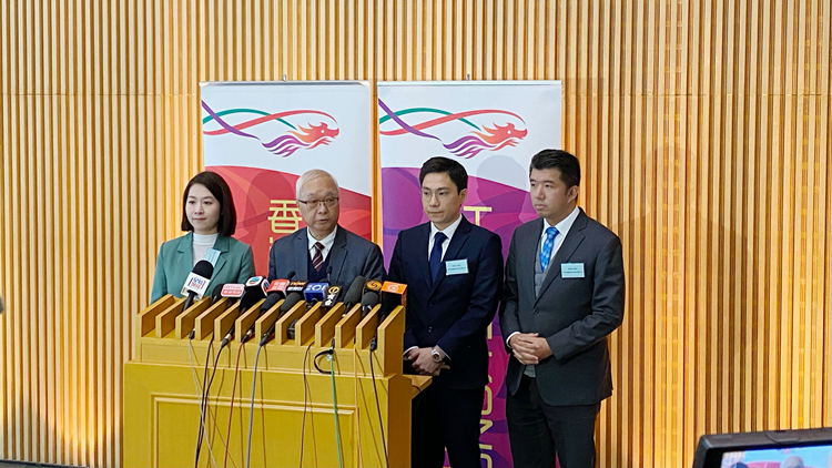 謝展寰向區議員解說垃圾徵費執行安排