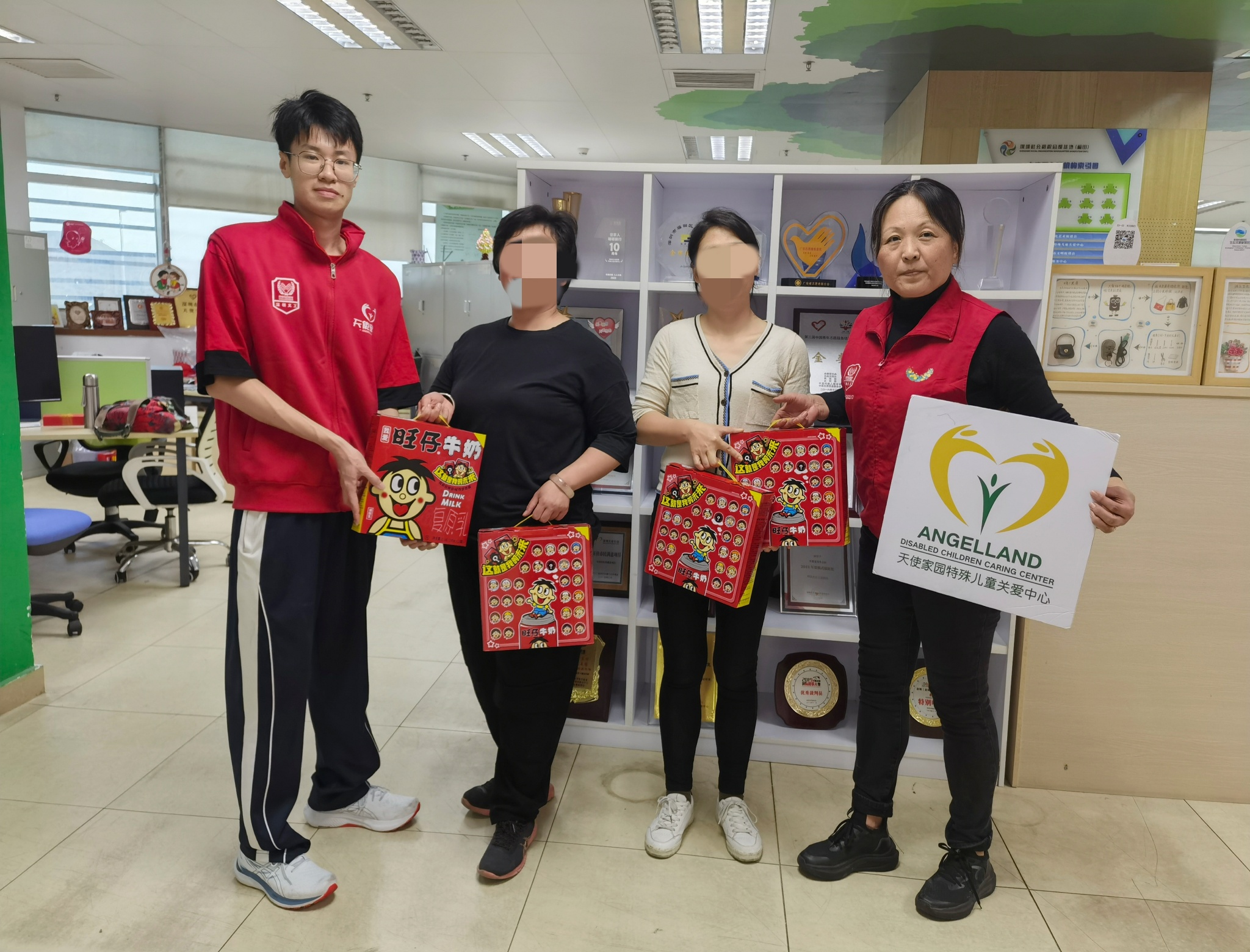 深圳市天使家園迎新年慰問腦癱患兒家庭