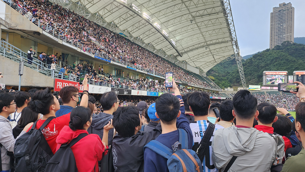 美斯落場 萬人喝采