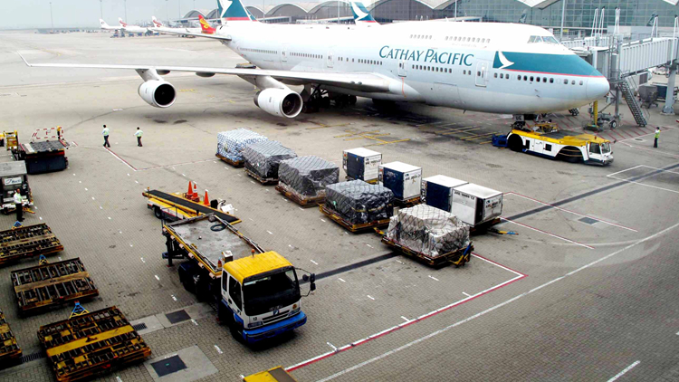 飛機拖行作業員疑遭輾斃 機管局：死者拖車工作疑未扣安全帶