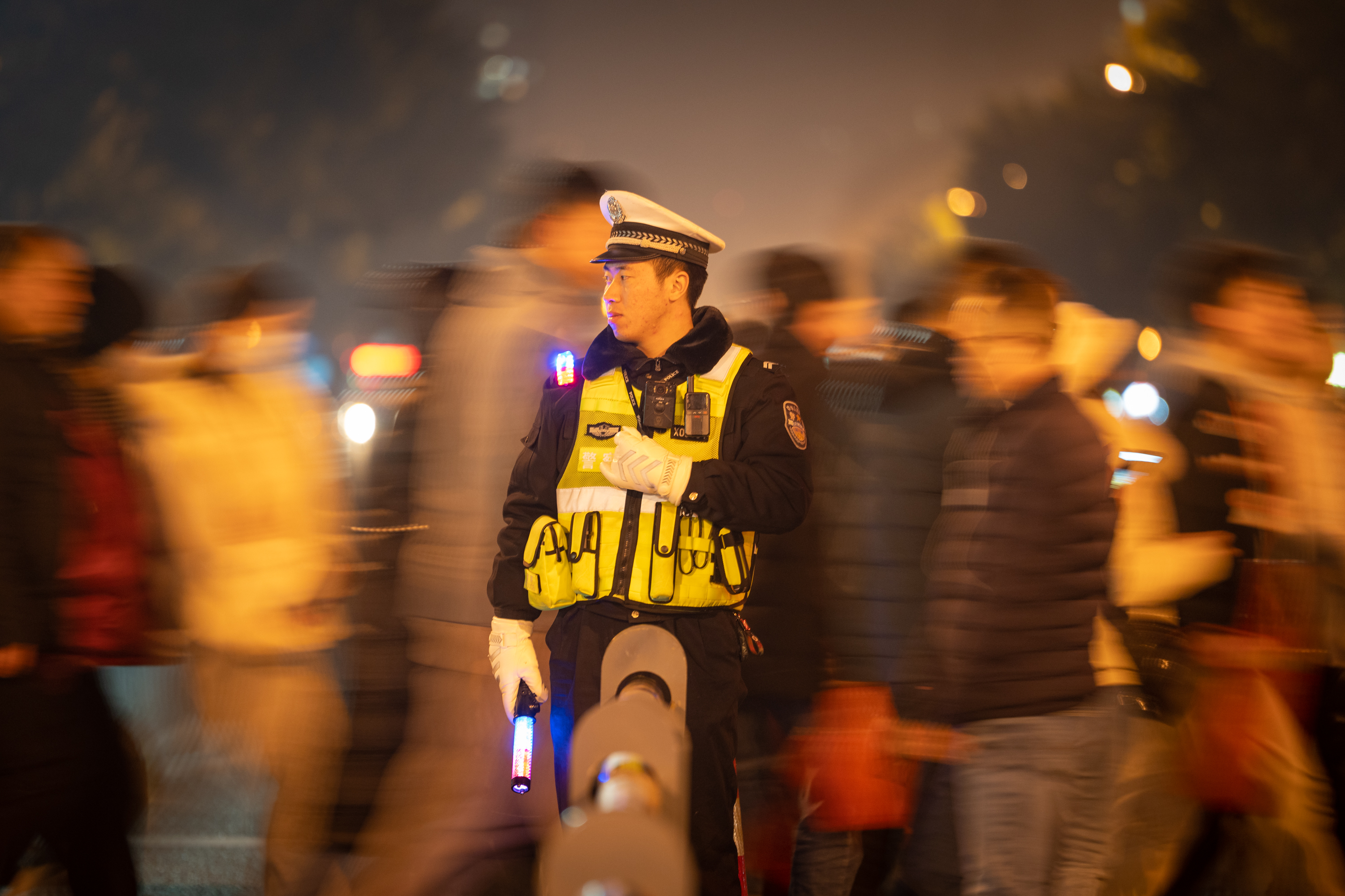 四川綿陽：新年祈福求平安 交警守護保暢通