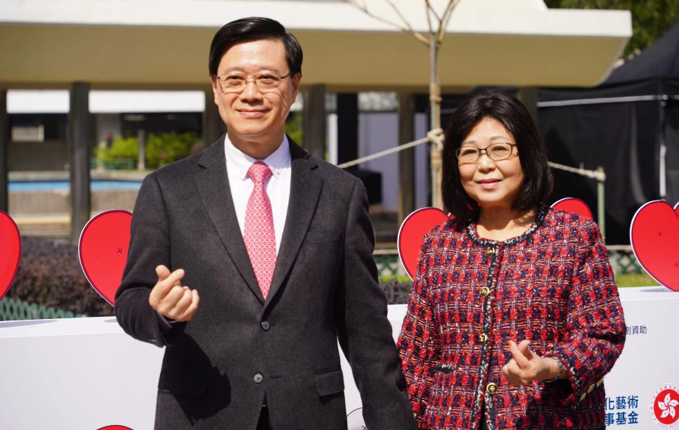 巨型紅心情人節亮相 李家超偕太太「比心」打卡