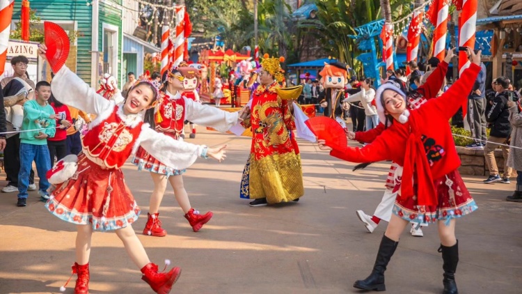 財神不耽誤談戀愛！情人節大批情侶攜手共游歡樂谷