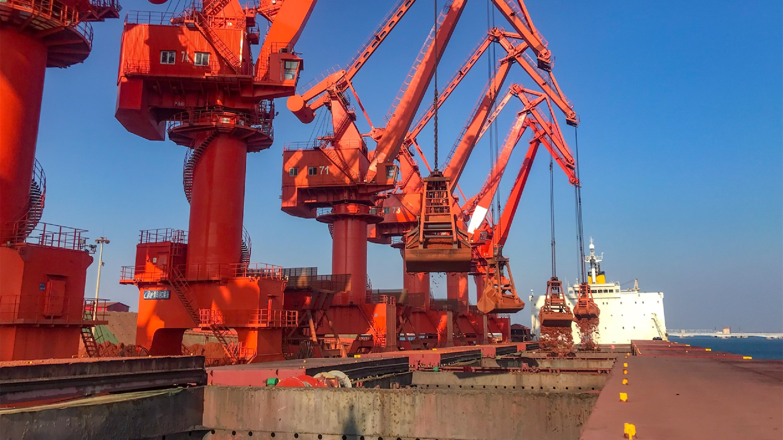 門機自動化「一艙多機」、「一對二操作」新模式在山東港口青島港投入使用