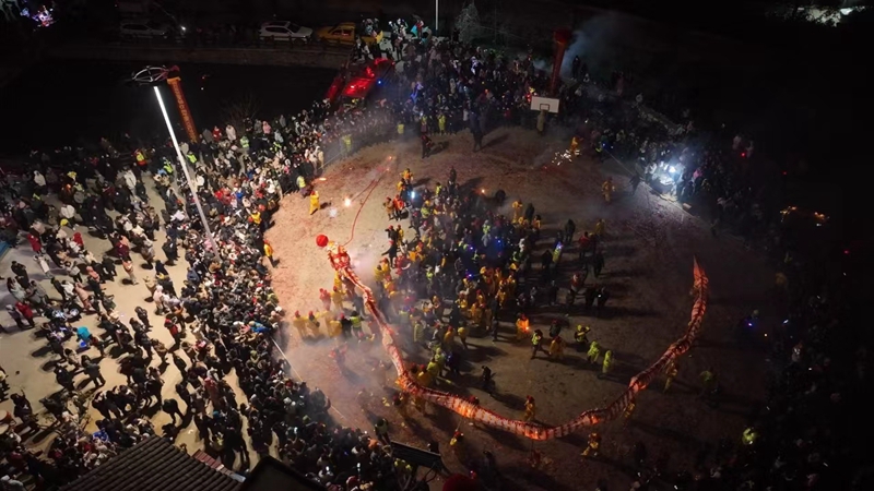 湖南湘鄉壺天鎮：萬人共賞火龍燈  騰飛送福「鬧」元宵