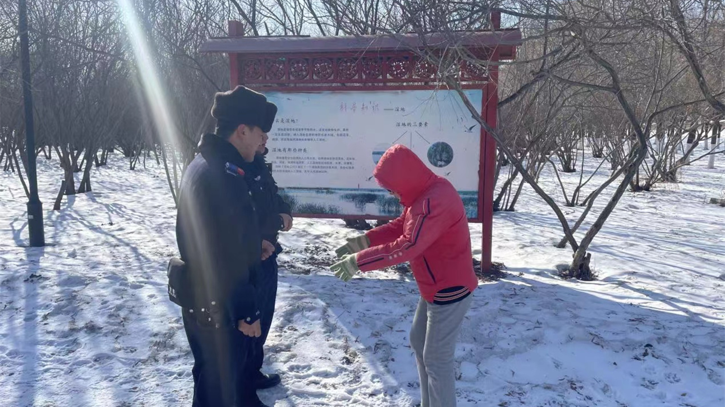 哈市公安局松北分局：多措並舉 守護群眾冰上安全