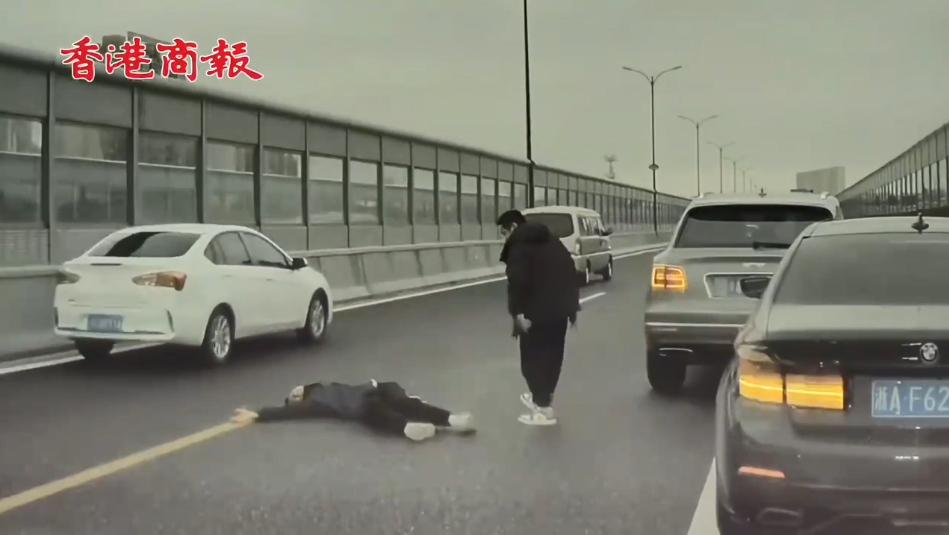 有片丨杭州豪車司機持械傷人 警方回應：系表兄弟發生經營糾紛 嫌疑人已被刑拘