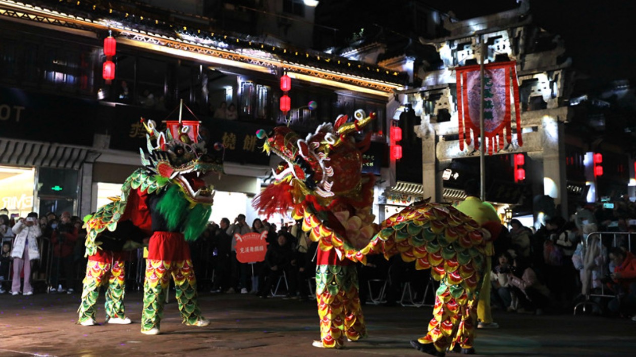 皖屯溪區：民俗「踩街」鬧元宵   徽州「年味」續出彩