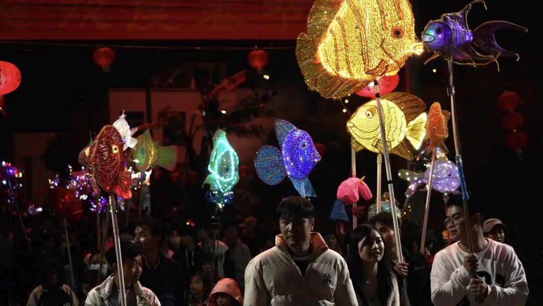 宛若「海底龍宮」 湛江北坡游魚點亮年宵佳節宛若「海底龍宮」 湛江北坡游魚點亮年宵佳節