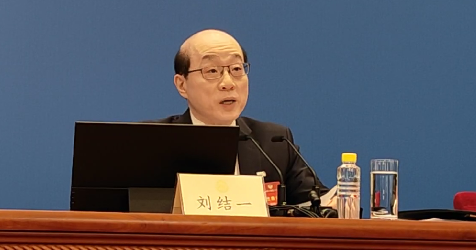 有片｜全國政協大會新聞發言人劉結一今午「首秀」  本報記者現場直擊