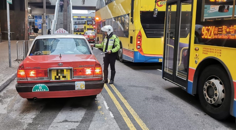 警方打擊的士違規 涉嫌拒載及沒展示的士計程指示器