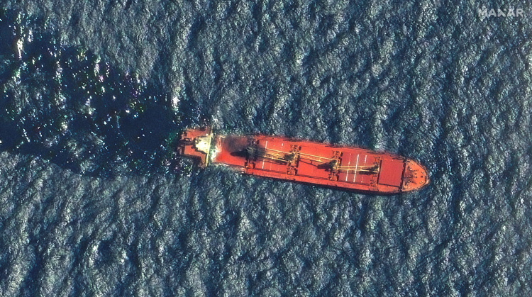 英國化肥貨船遭也門叛軍擊中後沉沒  學者憂紅海釀生態災難