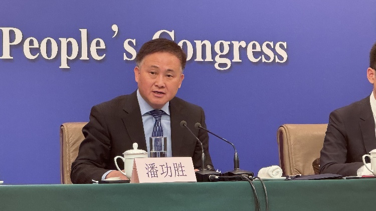 潘功勝：堅定維護香港國際金融中心地位