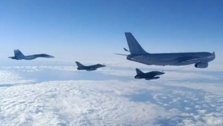 俄戰機在黑海上空對英國軍機實施伴飛