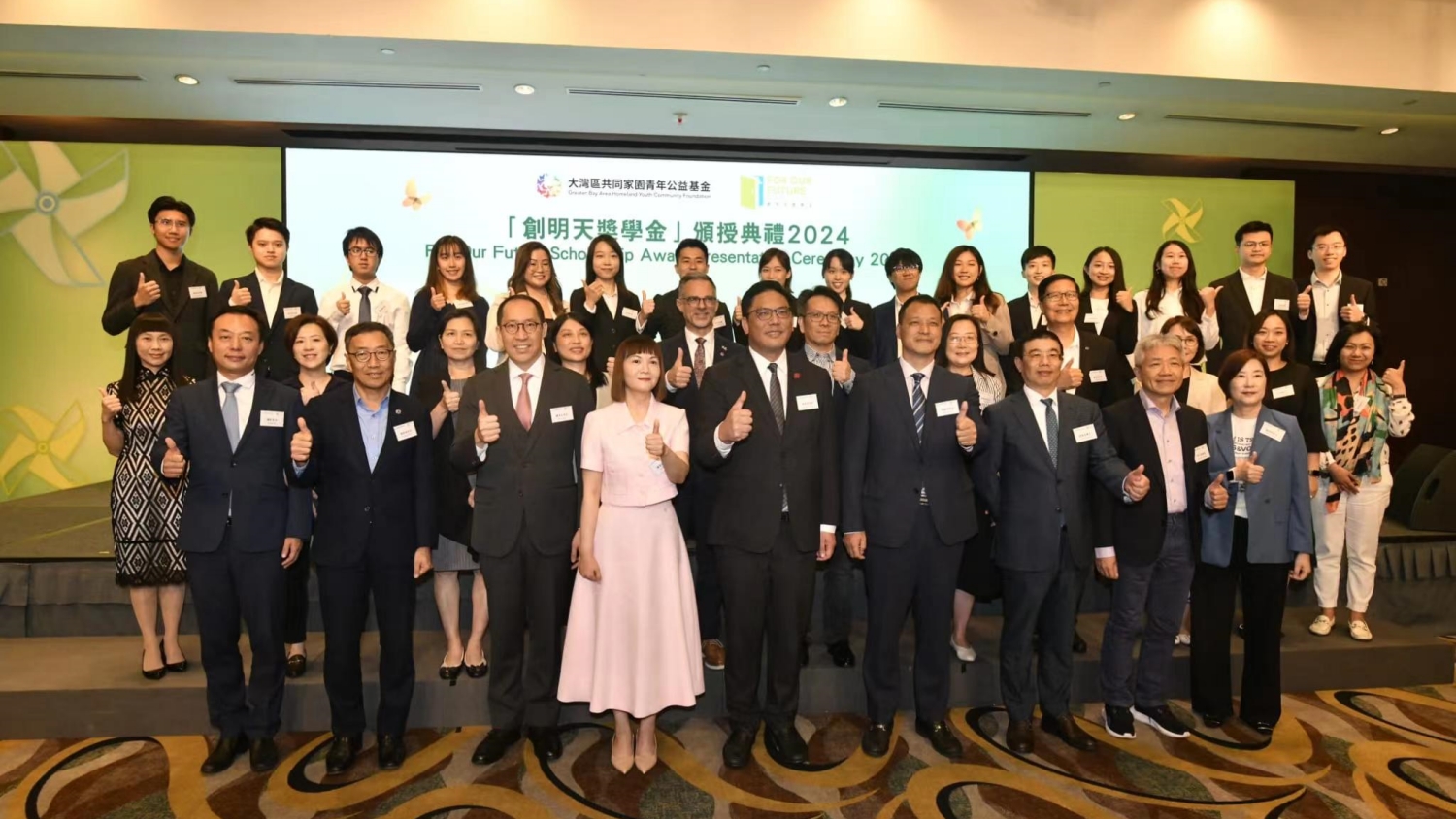 16名品學兼優大學生 獲頒獎學金鼓勵