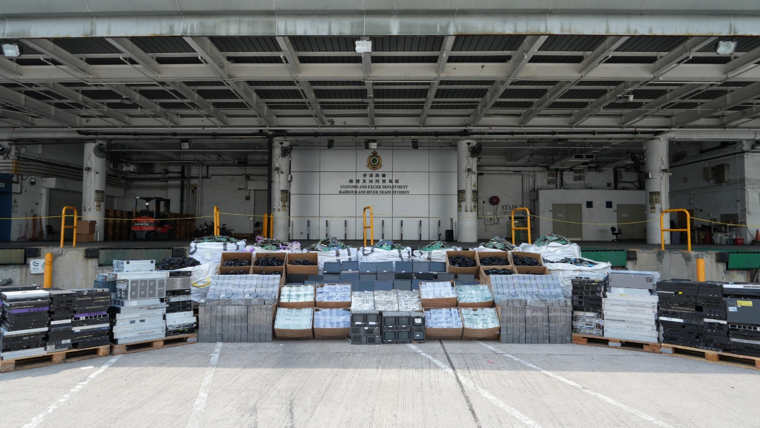 海關偵破遠洋船走私案 檢獲大批電子零件及廢料市值約1億