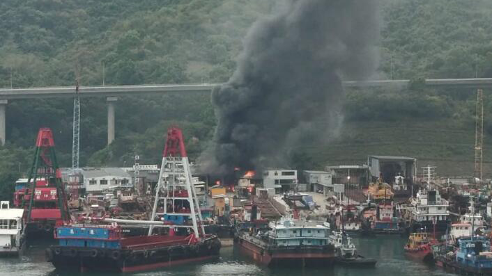 青衣船廠區早上火警 消防處正進行滅火行動