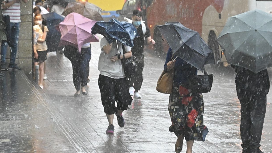 天文台料猛烈陣風吹襲香港 西貢區雨勢特別大或現嚴重水浸