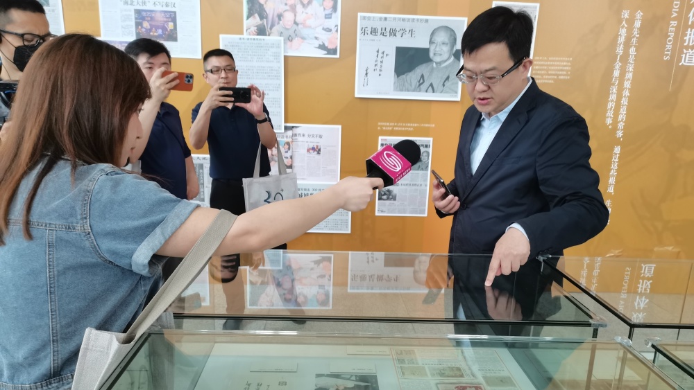 【特寫】「金庸百年誕辰文獻展」 香港商報提供展品引關注