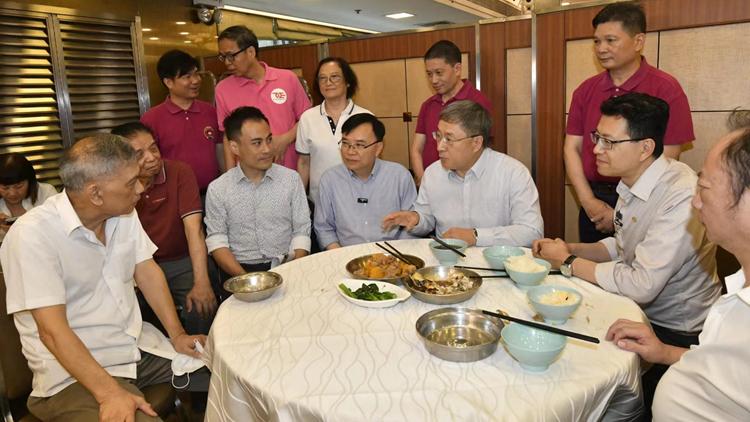 卓永興旺角落區探訪飲食業工友 向廣大勞動者們致敬