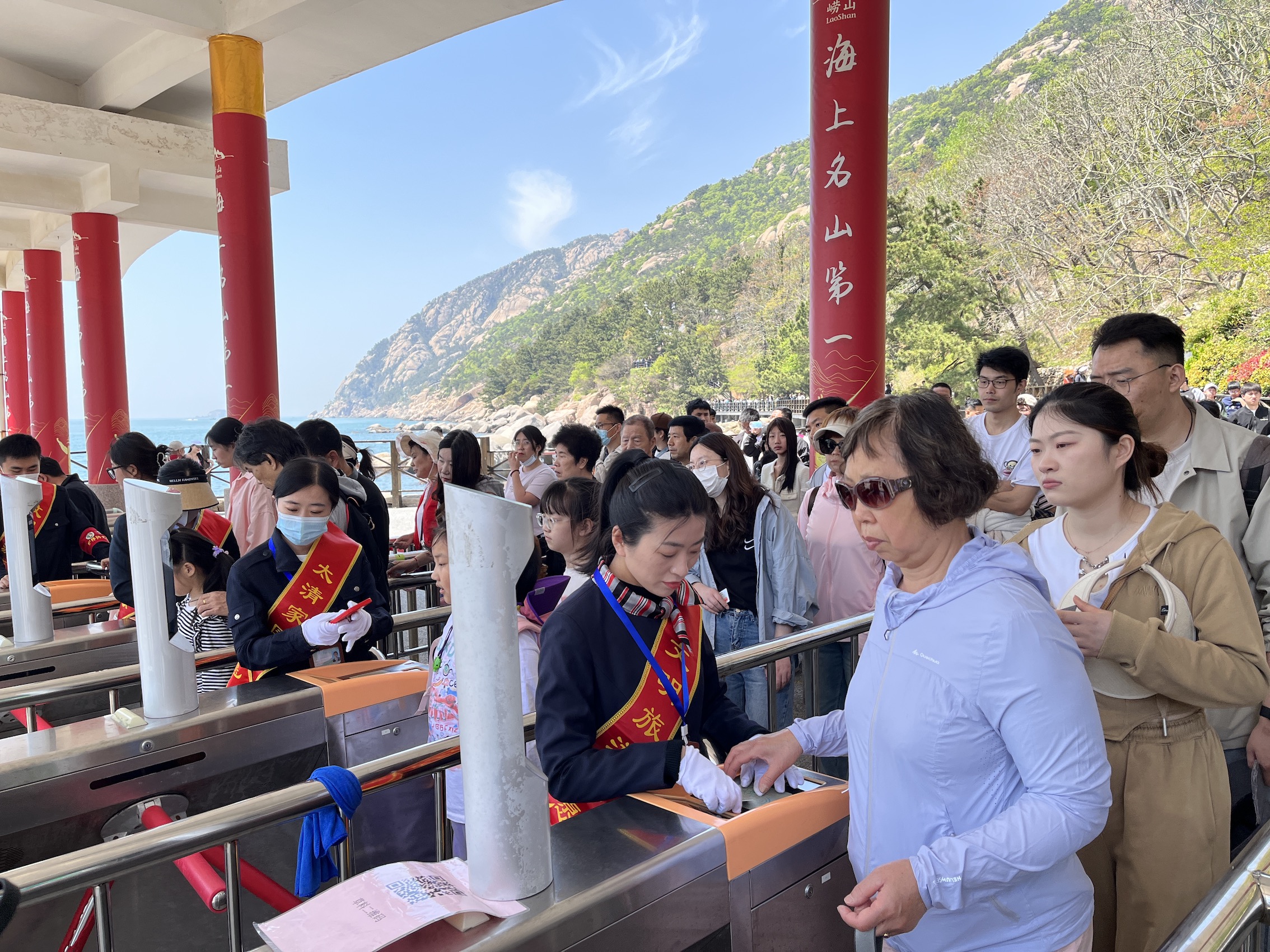青島嶗山風景區五一假期首日迎客流高峰