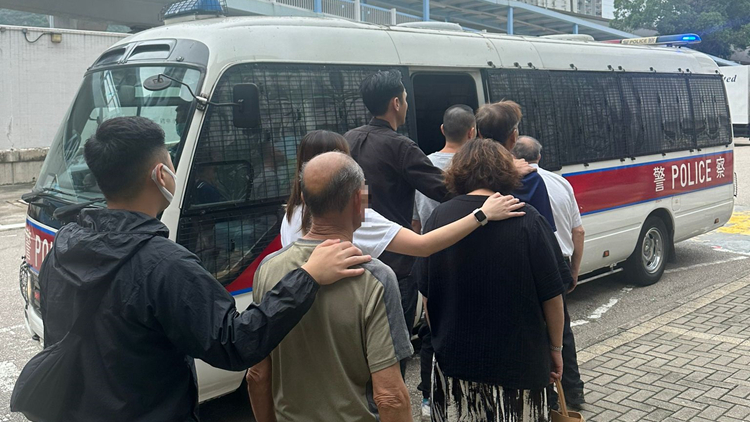 警方聯同內房署打擊街頭聚賭 拘捕12名男女