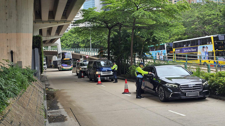 警方港島打擊交通違例 發現473輛車違法