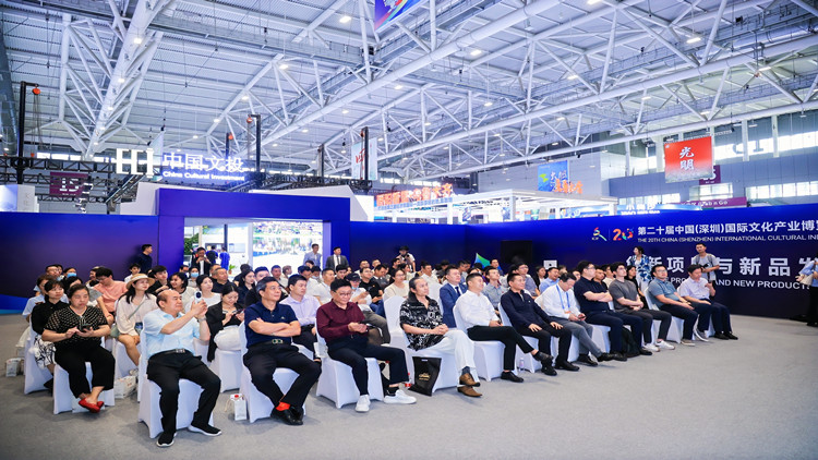 舒提啦藝術款旅行箱亮相文博會 