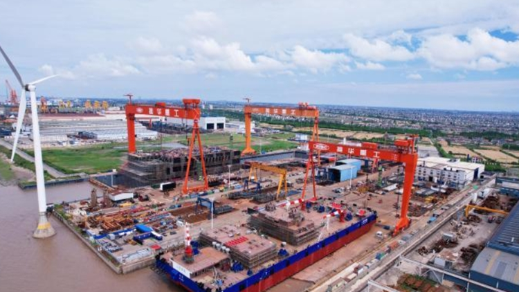 中國大型雙臂架變幅式起重船在江蘇下水