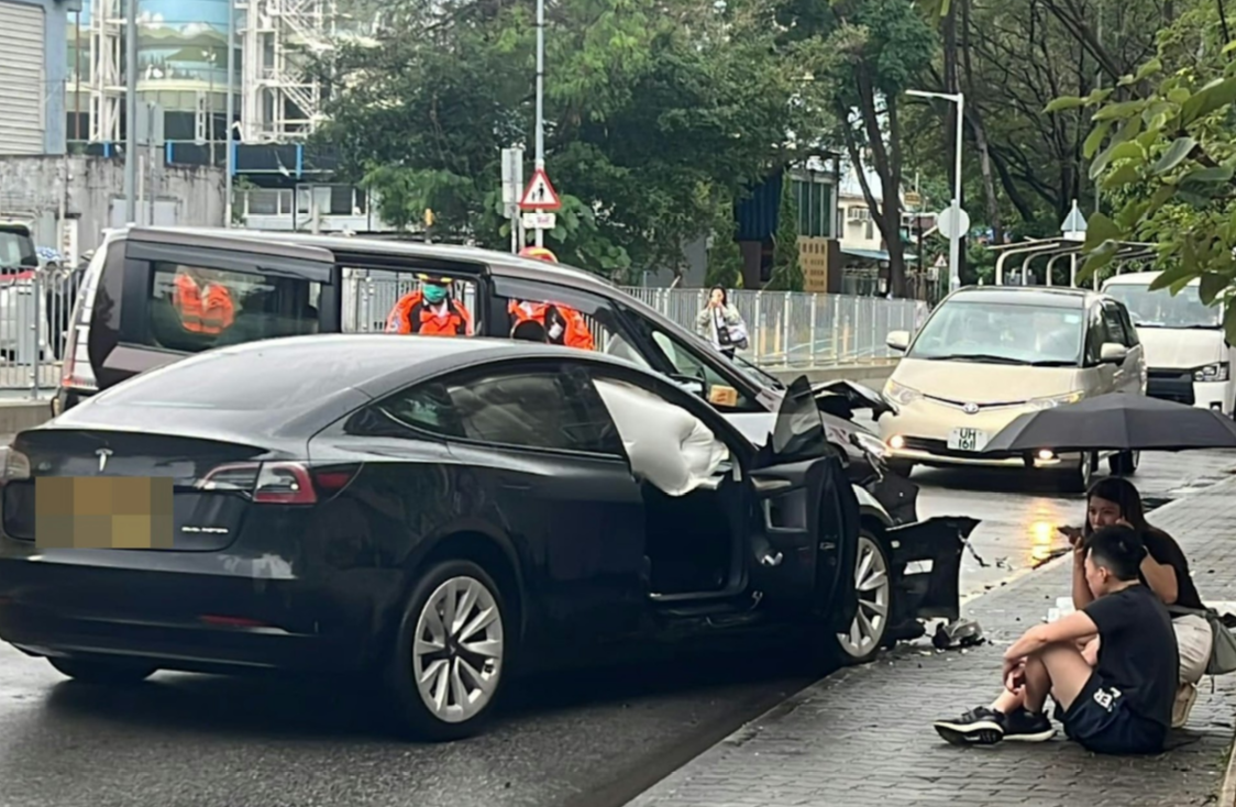 大埔三門仔路私家車相撞 釀1死5傷