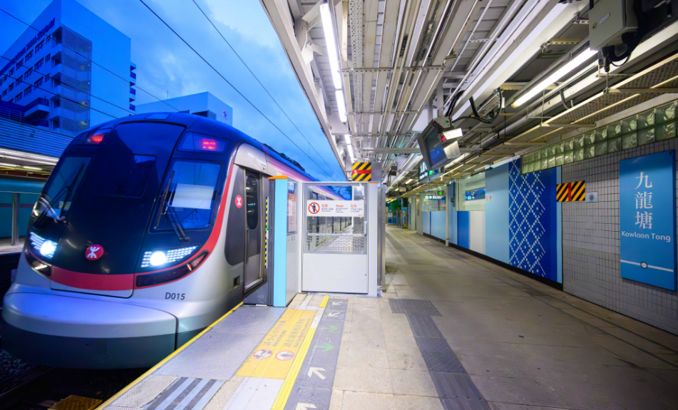 港鐵九龍塘站自動月台閘門10日晚展開安裝工程