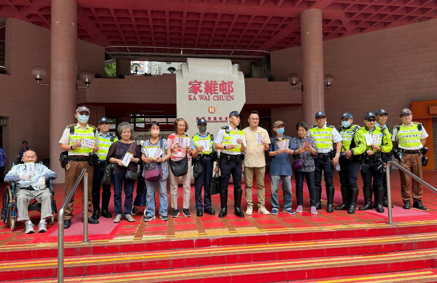 警方九龍城宣傳交通安全 派發傳單呼籲市民守法