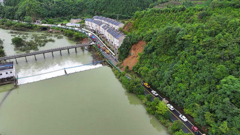 【黃山防汛救災見聞錄】祁門：國道突發山體塌方  冒雨作業一小時搶通