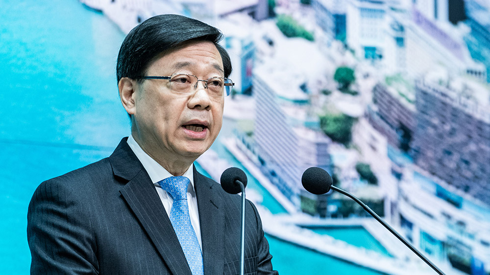 李家超啟程赴四川 商討推動大熊貓早日來港