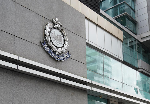 油麻地私家車狂亂駕駛撞警車 警擎槍戒備司機逃去無蹤