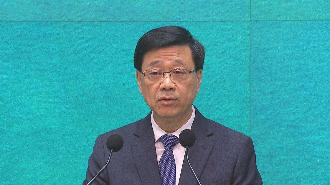 李家超到訪老撾一間中學 指重視教育和中華文化