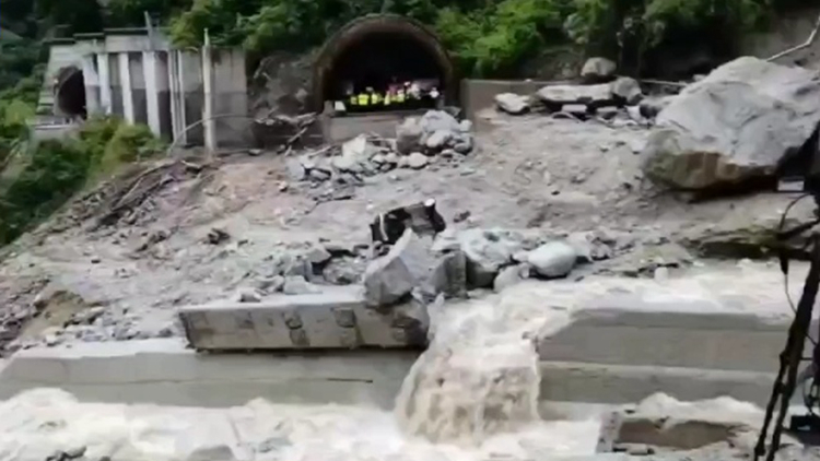 山洪泥石流致四川康定2人遇難12人失聯