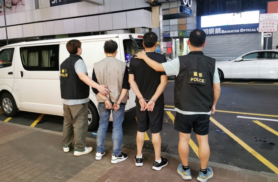 警方旺角搗兩賭檔 拘18人檢賭具及現金