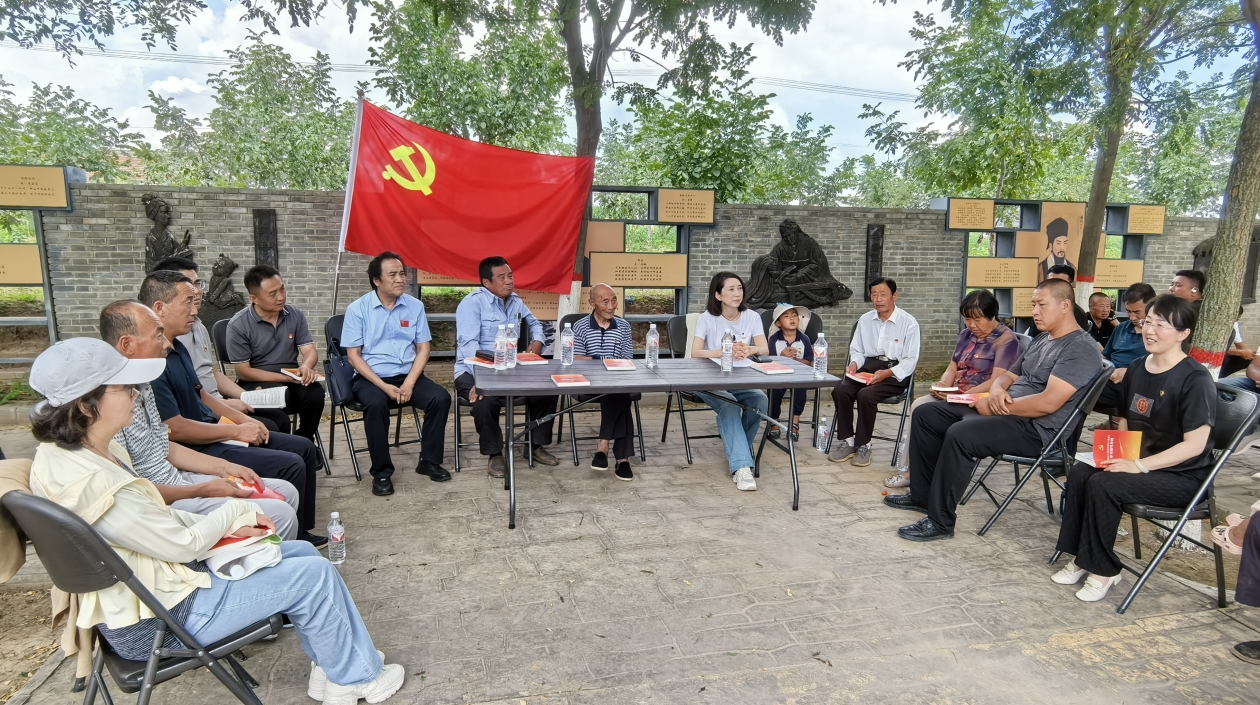 甘肅合水：大槐樹下聽講座悟精神