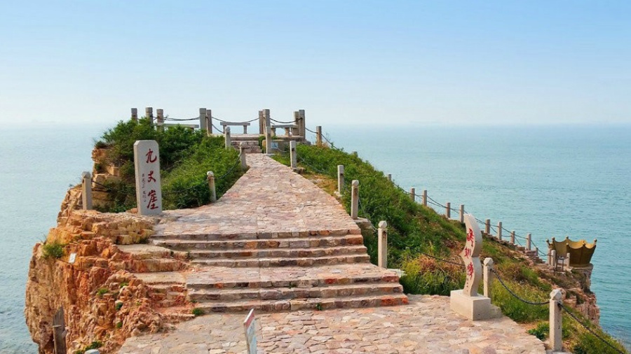 檢票員持刀沖向遊客 景區：已開除