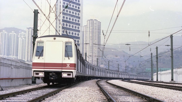 港鐵推出45周年主題列車 重現第一代載客列車懷舊設計