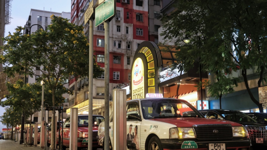 警車九龍灣追截超速的士時與巴士相撞