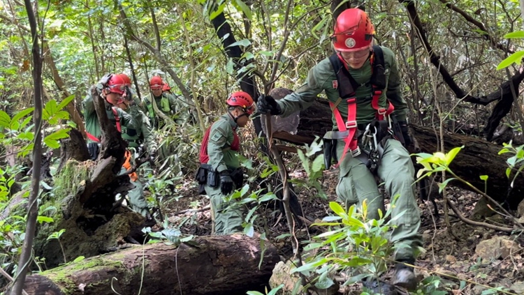 山頂警區展開跨部門大型反爆竊行動 陸空搜索可疑人及設路障截車