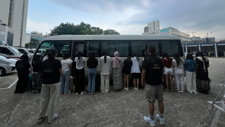 警方元朗掃黃 拘捕24名內地女子