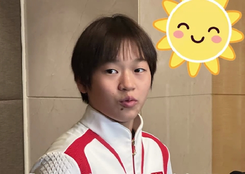 有片丨全妹心疼粉絲 烈日下等待