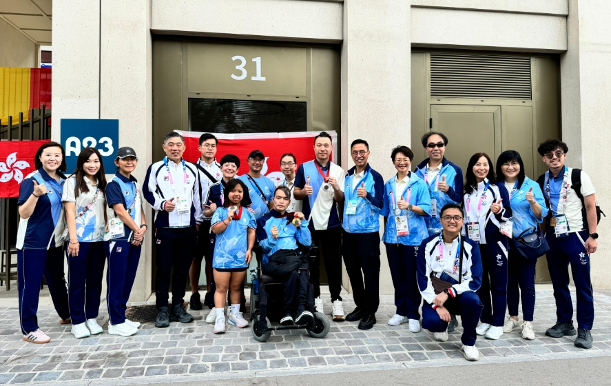 楊潤雄訪巴黎殘奧選手村 與香港運動員見面